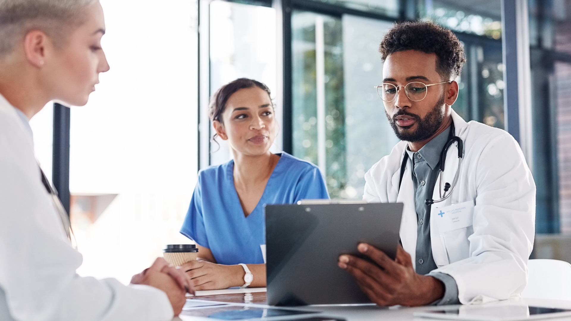 Équipe clinica al lavoro